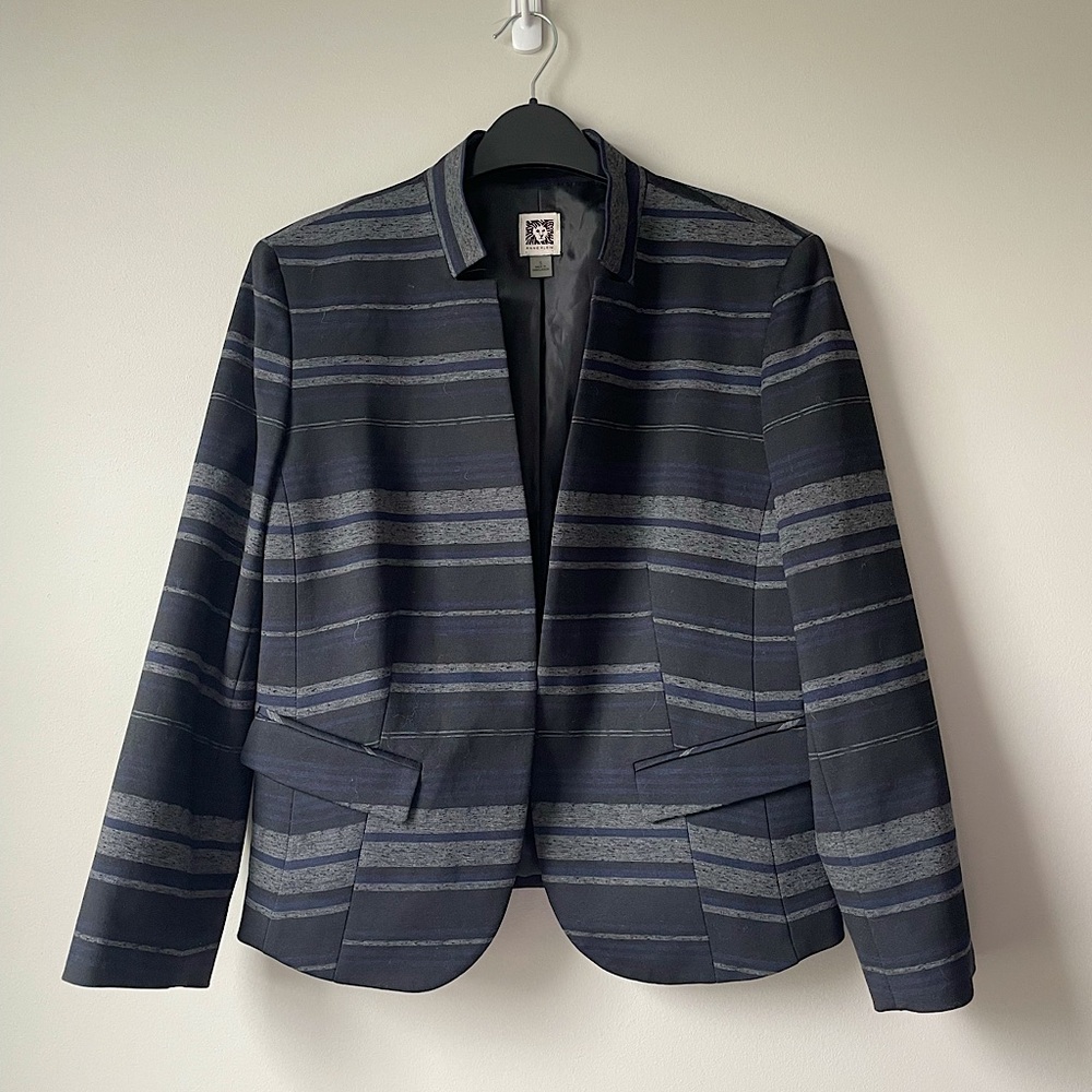 Striped blazer
Anne Klein
Small